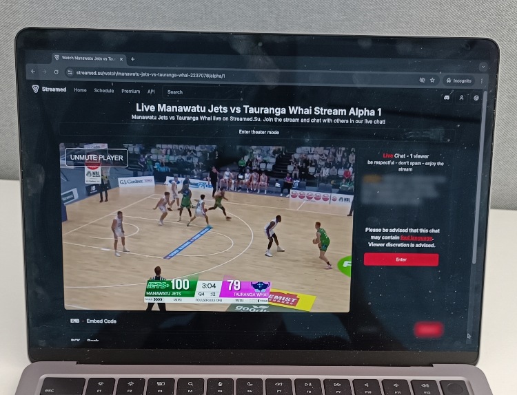 Watching lag-free basketball match live through Streamed.su on a laptop