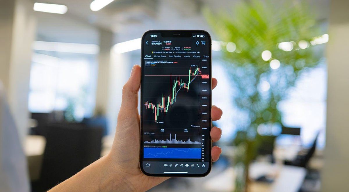 How to choose a trading app in the UAE