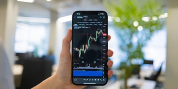 How to choose a trading app in the UAE