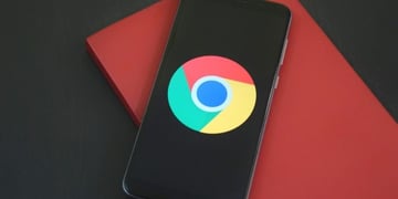 The title image shows a Phone displaying the Chrome